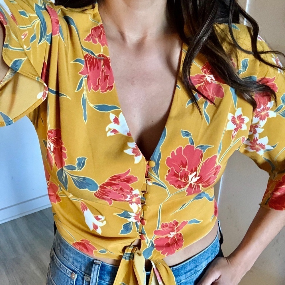 ASTR The‎ Label Mustard Yellow Flowered Crop Top